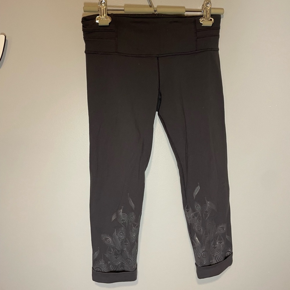 Lululemon Gray Peacock Feather Logo Capri 3/4 Length Leggings Size 6 Y2K